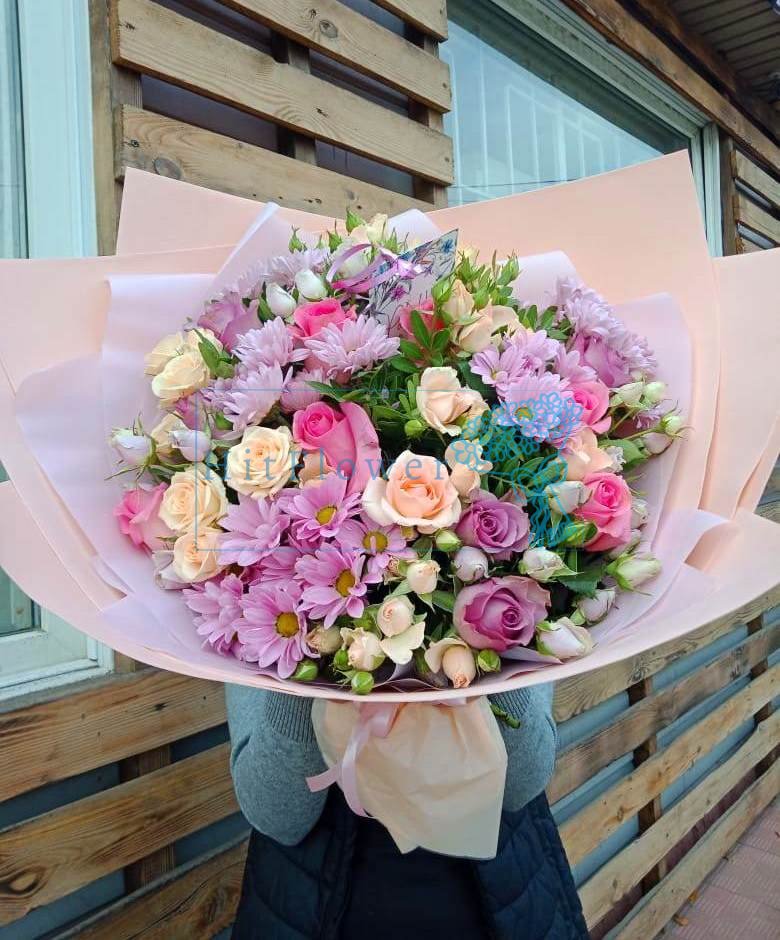 Букет цветов Розы в кружеве Букет цветов из: Розы и Хризантемы